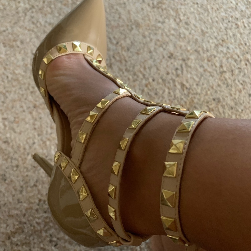 Wild Diva Tan Pointy toe Pumps!